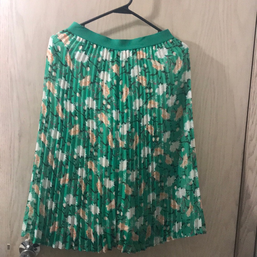 Midi light pleated skirt